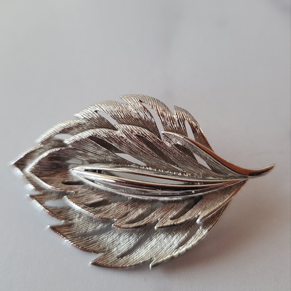 Vintage Monet Silver Leaf Brooch - Picture 6 of 10